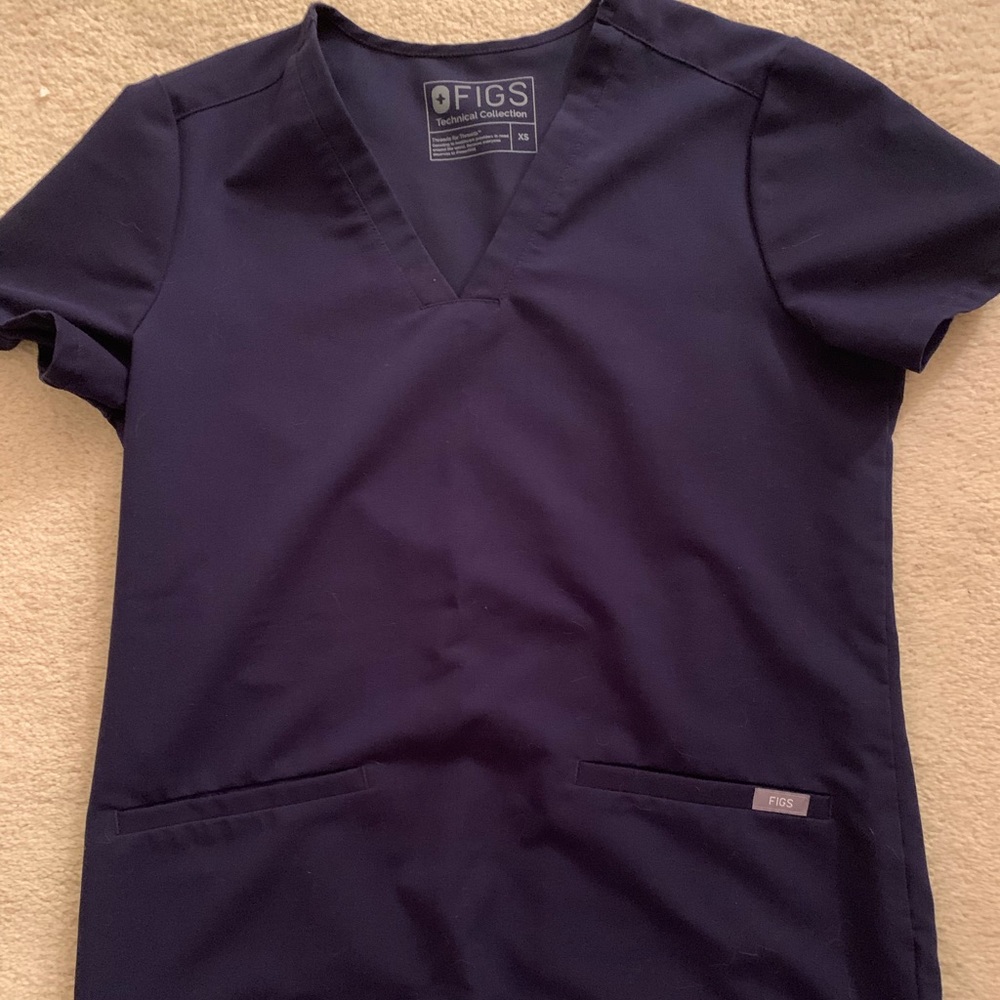 Figs Casma top in Navy Blue